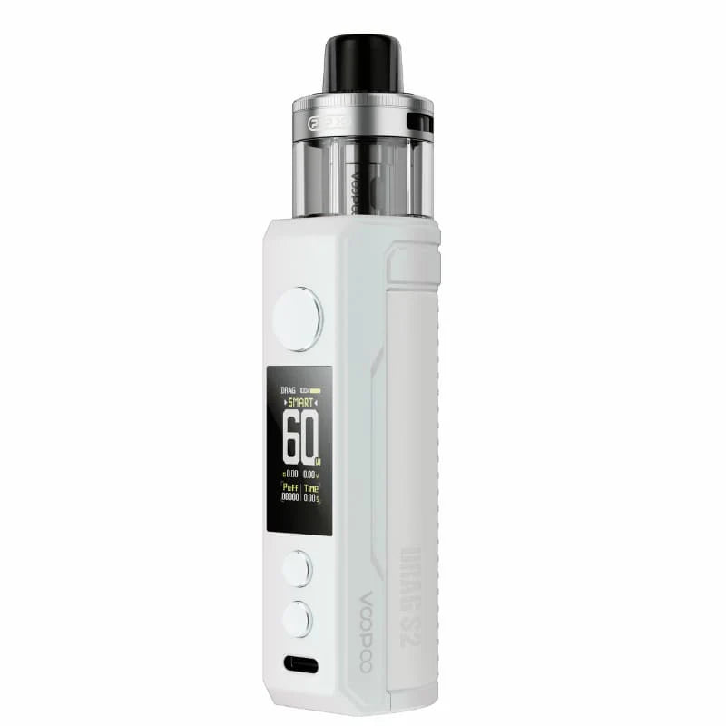 Sigaretta Elettronica Ricaricabile Voopoo Drag S2, dall'elegante design bianco, corpo ergonomico con finitura in pelle, schermo frontale che mostra alimentazione e batteria, e serbatoio superiore trasparente per lo svapo polmonare diretto.