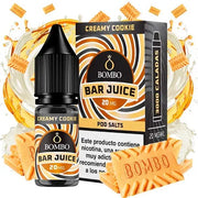 bottiglia di liquido elettronico Bombo Bar Juice Creamy Cookie da 10 ml con un'etichetta nei toni del marrone e del beige, accanto alla sua scatola, accompagnato da biscotti e panna che evocano un sapore dolce, cremoso e simile a un dessert.