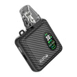vapoteur rechargeable Oxva Xlim SQ Pro avec finition en fibre de carbone noire, écran circulaire avant avec indicateurs de puissance et de résistance, et embout transparent incliné en haut.