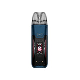 Vaper recargable Vaporesso Luxe XR Max 2 Pod Kit en color azul marino y negro, con pantalla frontal a color que muestra potencia y modo de uso, botón superior y cartucho transparente en la parte superior.