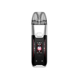 Vaper recargable Vaporesso Luxe XR Max 2 Pod Kit en color plateado y negro, con pantalla frontal a color que muestra potencia y modo de uso, botón superior y cartucho transparente en la parte superior.