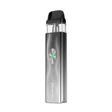 Vaper recargable Vaporesso Xros Mini 4 Pod Kit en color gris con diseño compacto tipo stick, indicador LED frontal y cartucho transparente superior con boquilla negra.