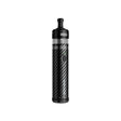 Vaper recargable Voopoo Doric Galaxy 60 Pro Pod Kit en color negro con acabado tipo fibra de carbono, diseño cilíndrico y elegante, tanque superior transparente con boquilla estrecha y botón frontal integrado.
