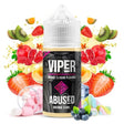 bottiglia di aromi Viper Abused da 30 ml, dal design nero e dettagli rosa, circondato da vari frutti come fragola, kiwi, melograno e frutti di bosco che ne rappresentano il sapore fruttato.