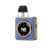 Vaper Vaporesso Xros 5 Nano con batería de 1600mAh, diseño compacto en color azul y dorado con franja amarilla, pantalla circular frontal con indicadores de potencia y batería, y cartucho superior transparente con boquilla negra.
